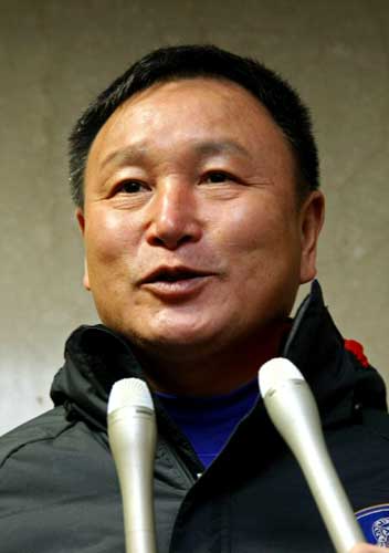 중국에게 32년만에 0-3 치욕의 패배에 대한 축구팬들의 원성이 높아지고 있는 가운데, 축구국가대표팀을 이끌고 있는 허정무 감독이 11일 일본 도쿄 국립경기장에서 열린 2010 동아시아축구선수권 일본과 홍콩의 경기 관전차 경기장을 찾은 뒤 현지 취재진중인 한국 기자들을 만나 회견을 하고 있다.