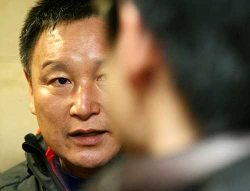 중국에게 32년만에 0-3 치욕의 패배에 대한 축구팬들의 원성이 높아지고 있는 가운데, 축구국가대표팀을 이끌고 있는 허정무 감독이 11일 일본 도쿄 국립경기장에서 열린 2010 동아시아축구선수권 일본과 홍콩의 경기 관전차 경기장을 찾은 뒤 현지 취재진중인 한국 기자들을 만나 회견을 하고 있다.