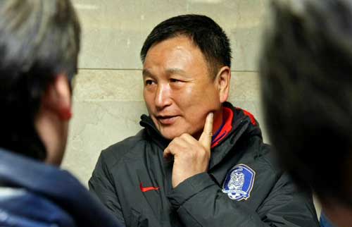중국에게 32년만에 0-3 치욕의 패배에 대한 축구팬들의 원성이 높아지고 있는 가운데, 축구국가대표팀을 이끌고 있는 허정무 감독이 11일 일본 도쿄 국립경기장에서 열린 2010 동아시아축구선수권 일본과 홍콩의 경기 관전차 경기장을 찾은 뒤 현지 취재진중인 한국 기자들을 만나 회견을 하다 고민스러운 표정을 짓고 있다.