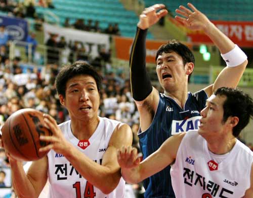 11일 오후 인천 삼산월드체육관에서 열린 프로농구 인천 전자랜드-전주 KCC 경기에서 KCC 추승균이 리바운드를 잡아낸 전자랜드 이현호를 노려보고 있다.