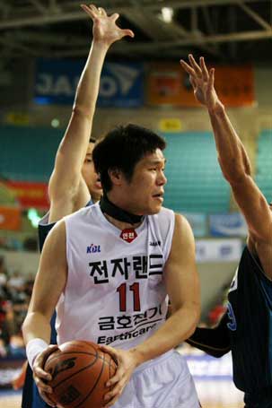 11일 오후 인천 삼산월드체육관에서 열린 프로농구 인천 전자랜드-전주 KCC 경기에서 전자랜드 서장훈이 KCC 수비 사이에서 패스할 곳을 찾고 있다.