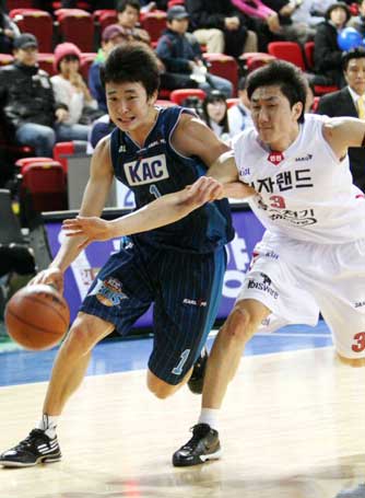 11일 오후 인천 삼산월드체육관에서 열린 프로농구 인천 전자랜드-전주 KCC 경기에서 KCC 강병현이 전자랜드 정영삼의 맥카스킬의 수비를 뿌리치고 드리블하고 있다.