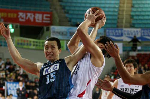 11일 오후 인천 삼산월드체육관에서 열린 프로농구 인천 전자랜드-전주 KCC 경기에서 KCC 강은식과 전자랜드 서장훈이 리바운드를 다투고 있다.