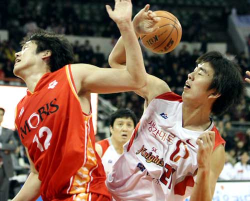 12일 오후 서울 잠실학생체육관에서 열린 2009-2010 KCC 프로농구 서울 SK-울산 모비스 경기에서 SK 김우겸과 모비스 함지훈이 리바운드 볼을 다투고 있다.