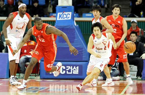 12일 오후 서울 잠실학생체육관에서 열린 2009-2010 KCC 프로농구 서울 SK-울산 모비스 경기에서 모비스 던스톤과 SK 문형준이 흐르는 볼을 잡기 위해 달려가고 있다.
