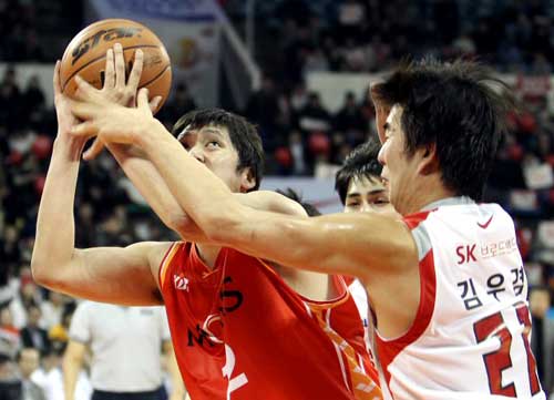 12일 오후 서울 잠실학생체육관에서 열린 2009-2010 KCC 프로농구 서울 SK-울산 모비스 경기에서 모비스 함지훈이 상대 수비를 앞에 두고 슛 기회를 노리고 있다.