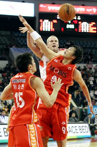 12일 오후 서울 잠실학생체육관에서 열린 2009-2010 KCC 프로농구 서울 SK-울산 모비스 경기에서 선수들이 리바운드 볼을 다투고 있다.