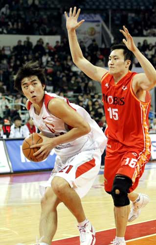 12일 오후 서울 잠실학생체육관에서 열린 2009-2010 KCC 프로농구 서울 SK-울산 모비스 경기에서 SK 김우겸이 상대 수비를 앞에 두고 슛 기회를 노리고 있다.