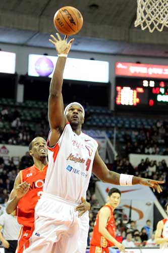 12일 오후 서울 잠실학생체육관에서 열린 2009-2010 KCC 프로농구 서울 SK-울산 모비스 경기에서 SK 가넷이 상대 수비를 제치고 슛을 쏘고 있다.