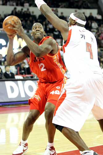 12일 오후 서울 잠실학생체육관에서 열린 2009-2010 KCC 프로농구 서울 SK-울산 모비스 경기에서 모비스 던스톤이 상대 수비를 제치고 슛하고 있다.