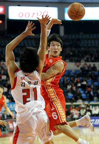 12일 오후 서울 잠실학생체육관에서 열린 2009-2010 KCC 프로농구 서울 SK-울산 모비스 경기에서 모비스 양동근이 상대 수비를 따돌리는 패스를 하고 있다.