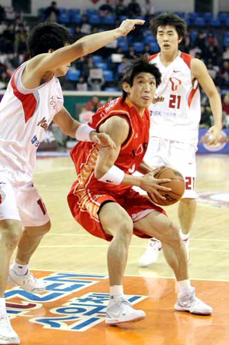 12일 오후 서울 잠실학생체육관에서 열린 2009-2010 KCC 프로농구 서울 SK-울산 모비스 경기에서 모비스 양동근이 상대 수비를 앞에 두고 슛 기회를 노리고 있다.