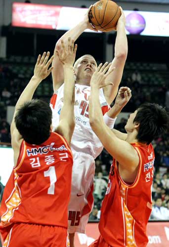 12일 오후 서울 잠실학생체육관에서 열린 2009-2010 KCC 프로농구 서울 SK-울산 모비스 경기에서 SK 크래븐호프트가 모비스 김종근, 천대현의 수비벽을 앞에 두고 슛을 쏘고 있다.