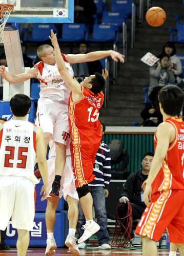 12일 오후 서울 잠실학생체육관에서 열린 2009-2010 KCC 프로농구 서울 SK-울산 모비스 경기에서 SK 크래븐호프트가 모비스 이승현의 슛을 블로킹하고 있다.