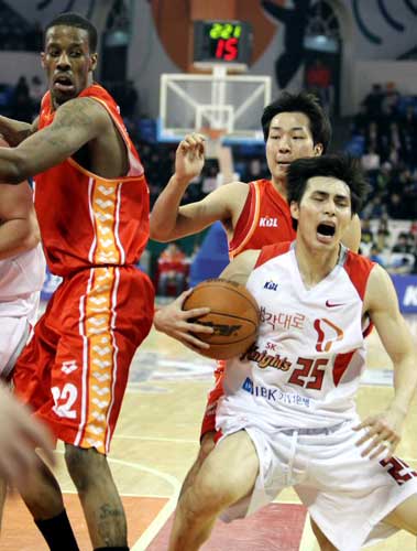 12일 오후 서울 잠실학생체육관에서 열린 2009-2010 KCC 프로농구 서울 SK-울산 모비스 경기에서 SK 주희정이 드리블 돌파하다 모비스의 수비에 가로막히고 있다.