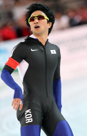 밴쿠버 동계올림픽 스피드 스케이팅 500M 1차전에서 이규혁이 경기 후 전광판을 바라보고 있다. 35.145초로 10위를 기록했다.