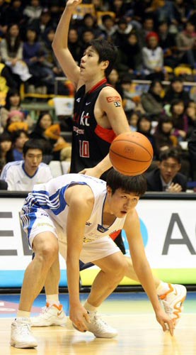 18일 오후 서울 잠실실내체육관에서 열린 프로농구 서울 삼성과 부산 KT의 경기에서 삼성 강혁이 KT조성민에게 파울을 당하고 있다.