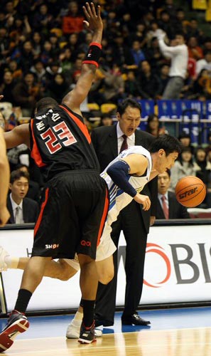 18일 오후 서울 잠실실내체육관에서 열린 프로농구 서울 삼성과 부산 KT의 경기에서 삼성 이정석이 KT 존슨 수비에 걸려 넘어지려고 하고 있다.