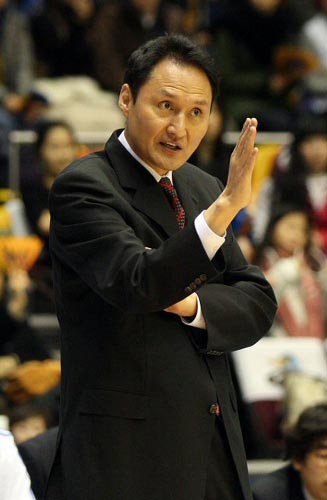 18일 오후 서울 잠실실내체육관에서 열린 프로농구 서울 삼성과 부산 KT의 경기에서 삼성 안준호 감독이 선수들에게 작전지시를 하고 있다.