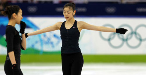 쿠버 동계올림픽 쇼트프로그램에서 1위를 차지한 김연아가 프리스케이팅 경기를 하루 앞둔 25일 오전 (한국시간) 퍼시픽 콜리시움에서 연습을 하고 있다. 왼쪽은 아사다 마오.