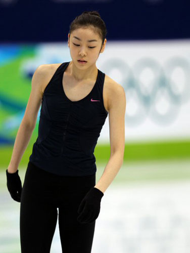 밴쿠버 동계올림픽 쇼트프로그램에서 1위를 차지한 김연아가 프리스케이팅 경기를 하루 앞둔 25일 오전 (한국시간) 퍼시픽 콜리시움에서 연습을 하고 있다.
