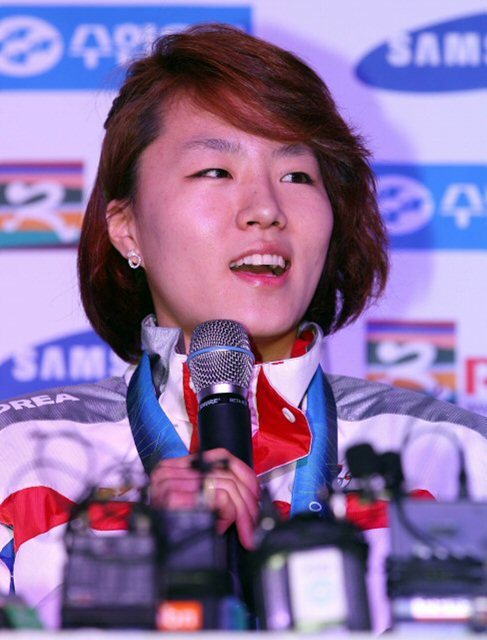 25일 밴쿠버 하얏트 호텔에 위치한 코리아하우스에서 열린 스피드스케이팅 메달리스트 기자회견에서 이상화가 질문에 답하고 있다.
