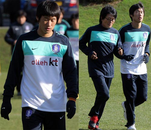 잉글랜드 칼링컵 결승전에 출전했던 박지성이 1일(현지시간) 영국 뱅크 오브 잉글랜드 스포츠센터에서 열린 대한민국 축구 대표팀 훈련에 참가, 홀로 회복훈련을 하고 있다.