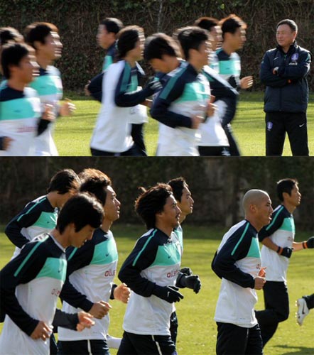 1일(현지시간) 영국 뱅크 오브 잉글랜드 스포츠센터에서 열린 대한민국 축구 대표팀 훈련중, 허정무 감독이 선수들의 셔트런을 지켜보고 있다.
