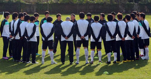 1일(현지시간) 영국 뱅크 오브 잉글랜드 스포츠센터에서 열린 대한민국 축구 대표팀 훈련중, 허정무 감독이 선수들과 모여 대화를 하고 있다.