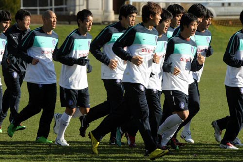 오는 3일 영국 런던에서 코트디부아르와 평가전을 치를 대한민국 축구 대표팀 선수들이 1일 영국 뱅크 오브 잉글랜드 스포츠센터에서 러닝으로 몸을 풀고 있다.