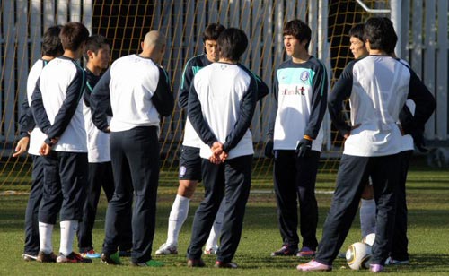 1일(현지시간) 영국 뱅크 오브 잉글랜드 스포츠센터에서 열린 대한민국 축구 대표팀 훈련중, 이영표(왼쪽 세번째)가 동료 수비수들과 대화를 하고 있다.