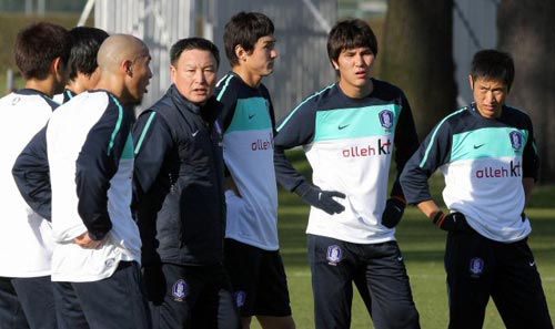 1일(현지시간) 영국 뱅크 오브 잉글랜드 스포츠센터에서 열린 대한민국 축구 대표팀 훈련 중 허정무 감독이 수비진을 따로 불러 지시를 하고 있다. 축구 대표팀은 2010 남아프리카공화국월드컵 본선 B조에서 상대할 나이지리아를 겨냥해 ‘아프리카 강호’ 코트디부아르와 평가전을 치를 예정이다.(3일 23시05분 KBS 2TV-인터넷 생중계.)