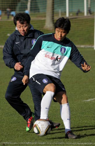 1일(현지시간) 영국 뱅크 오브 잉글랜드 스포츠센터에서 열린 대한민국 축구 대표팀 훈련중, 이근호(오른쪽)가 정해성 코치와 볼다툼을 하고 있다.