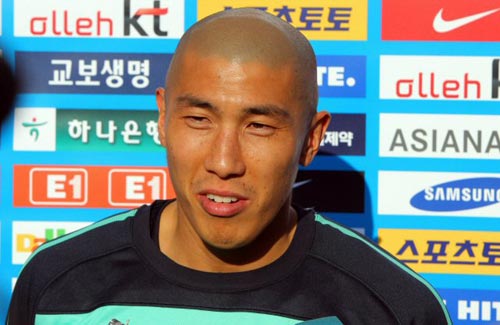 1일(현지시간) 영국 뱅크 오브 잉글랜드 스포츠센터에서 열린 대한민국 축구 대표팀 훈련중, 차두리가 인터뷰를 하고 있다.