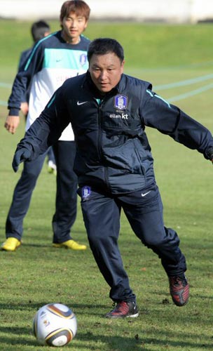1일(현지시간) 영국 뱅크 오브 잉글랜드 스포츠센터에서 열린 대한민국 축구 대표팀 훈련중, 허정무 감독이 선수들과 함께 패스 연습을 하고 있다.