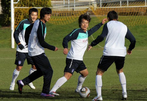 1일(현지시간) 영국 뱅크 오브 잉글랜드 스포츠센터에서 열린 대한민국 축구 대표팀 훈련중 김남일, 곽태휘, 이동국(왼쪽부터) 등이 패스 연습을 하고 있다.