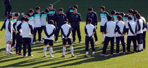 2일(현지시간) 영국 로프터스 로드 경기장에서 열린 대한민국 축구 대표팀 훈련 중 허정무 감독이 선수들과 대화를 하고 있다.