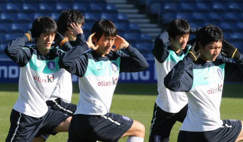 2일(현지시간) 영국 로프터스 로드 경기장에서 열린 대한민국 축구 대표팀 훈련 중 이청용, 이동국, 박지성(왼쪽부터) 등이 몸을 풀고 있다.