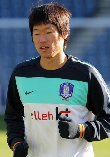 2일(현지시간) 영국 로프터스 로드 경기장에서 열린 대한민국 축구 대표팀 훈련 중 박지성이 몸을 풀고 있다.