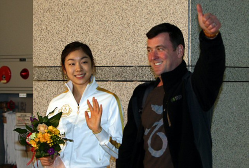 출국하는 김연아 '세계선수권 2연패 도전' (영종도=연합뉴스) 신준희 인턴기자 = 2010 밴쿠버 동계올림픽 금메달리스트 '피겨퀸' 김연아(20.고려대)와 브라이언 오서 코치가 3일 오후 캐나다로 출국하기 위해 인천공항 출국장으로 향하며 팬들을 향해 손을 흔들고 있다.
