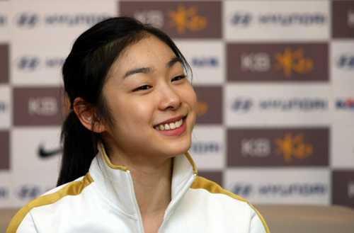 2010 밴쿠버 동계올림픽 금메달리스트 '피겨퀸' 김연아(20.고려대)와 브라이언 오서 코치가 3일 오후 캐나다로 출국을 앞두고 인천공항에서 가진 기자회견에서 기자들의 질문에 답하던 도중 밝게 웃고 있다.