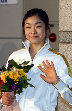2010 밴쿠버 동계올림픽 금메달리스트 '피겨퀸' 김연아(20.고려대)가 3일 오후 캐나다로 출국하기 위해 인천공항 출국장으로 향하며 팬들을 향해 손을 흔들고 있다.