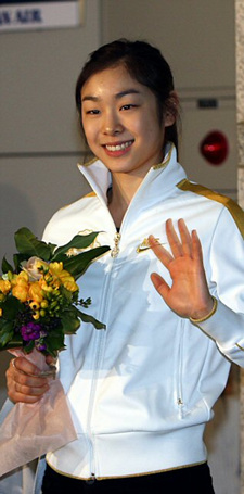 김연아 "편안한 마음으로 세계선수권대회 도전" (영종도=연합뉴스) 신준희 인턴기자 = 2010 밴쿠버 동계올림픽 금메달리스트 '피겨퀸' 김연아(20.고려대)가 3일 오후 캐나다로 출국을 앞두고 인천공항에서 가진 기자회견에서 세계선수권대회(22-28일.이탈리아 토리노)에 임하는 각오 등을 밝히고 있다.