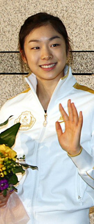출국하는 김연아 '세계선수권 2연패 도전' (영종도=연합뉴스) 신준희 인턴기자 = 2010 밴쿠버 동계올림픽 금메달리스트 '피겨퀸' 김연아(20.고려대)가 3일 오후 캐나다로 출국하기 위해 인천공항 출국장으로 향하며 팬들을 향해 손을 흔들고 있다.
