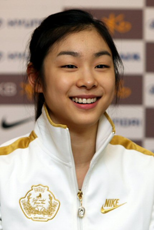 김연아 "편안한 마음으로 세계선수권대회 도전" (영종도=연합뉴스) 신준희 인턴기자 = 2010 밴쿠버 동계올림픽 금메달리스트 '피겨퀸' 김연아(20.고려대)가 3일 오후 캐나다로 출국을 앞두고 인천공항에서 가진 기자회견에서 세계선수권대회(22-28일.이탈리아 토리노)에 임하는 각오 등을 밝히고 있다.