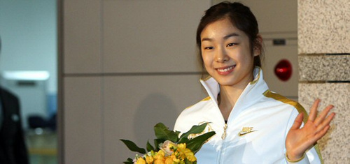 출국하는 김연아 '세계선수권 2연패 도전' (영종도=연합뉴스) 신준희 인턴기자 = 2010 밴쿠버 동계올림픽 금메달리스트 '피겨퀸' 김연아(20.고려대)가 3일 오후 캐나다로 출국하기 위해 인천공항 출국장으로 향하며 팬들을 향해 손을 흔들고 있다.