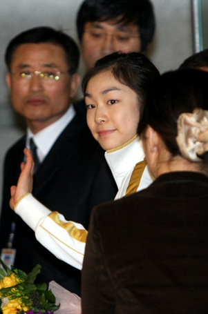 출국하는 김연아 '세계선수권 2연패 도전' (영종도=연합뉴스) 신준희 인턴기자 = 2010 밴쿠버 동계올림픽 금메달리스트 '피겨퀸' 김연아(20.고려대)가 3일 오후 캐나다로 출국하기 위해 인천공항 출국장으로 향하며 팬들을 향해 손을 흔들고 있다.