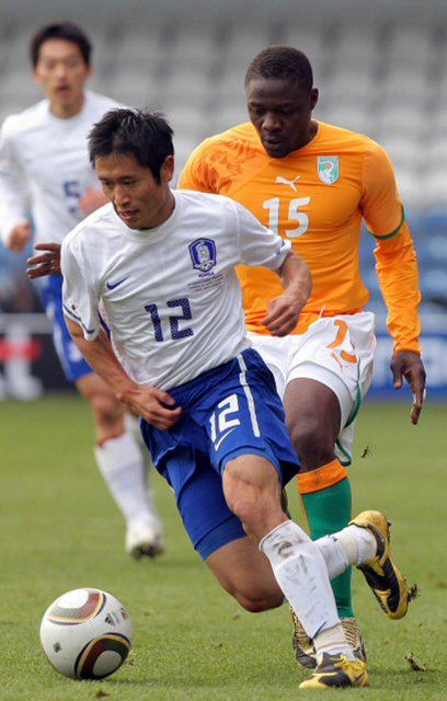 3일(현지시간) 영국 로프터스 로드 스타디움에서 열린 한국과 코트디부아르 축구대표팀 친선경기에서 이영표가 카폼바의 수비를 피해 돌파를 하고 있다.