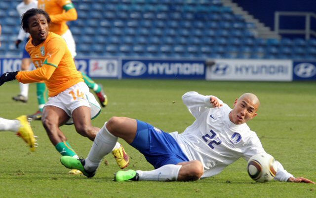 3일(현지시간) 영국 로프터스 로드 스타디움에서 열린 한국과 코트디부아르 축구대표팀 친선경기에서 차두리가 바카리와 볼다툼을 하고 있다.