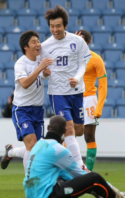 3일 오후 영국 런던 로프터스 로드 스타디움에서 열린 한국 대 코트디부아르의 축구 평가전에서 이동국이 선취골을 성공시킨 후 이근호와 함께 기뻐하고 있다.